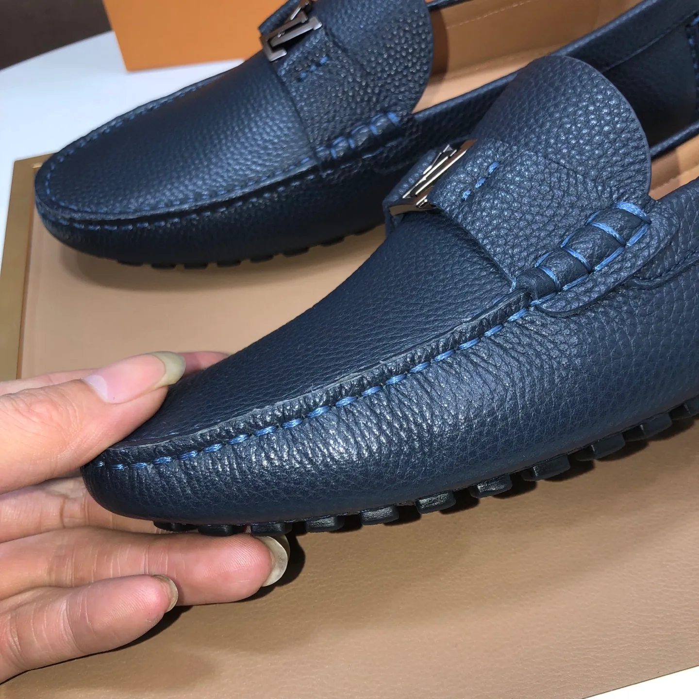 Men's men's shoes 💰420💰 [LV Doudou shoes] (water-dyed cowhide lining) new model is on the market, available on the official website. The new Doudou shoes are processed into single-color materials, and the uppers are made of imported cowhide material. The body of the shoe is fully hemmed with mark thread, and is lined with imported original cowhide leather. The elegant shoe shape is super suitable for all-matching, and the size is 38-44.